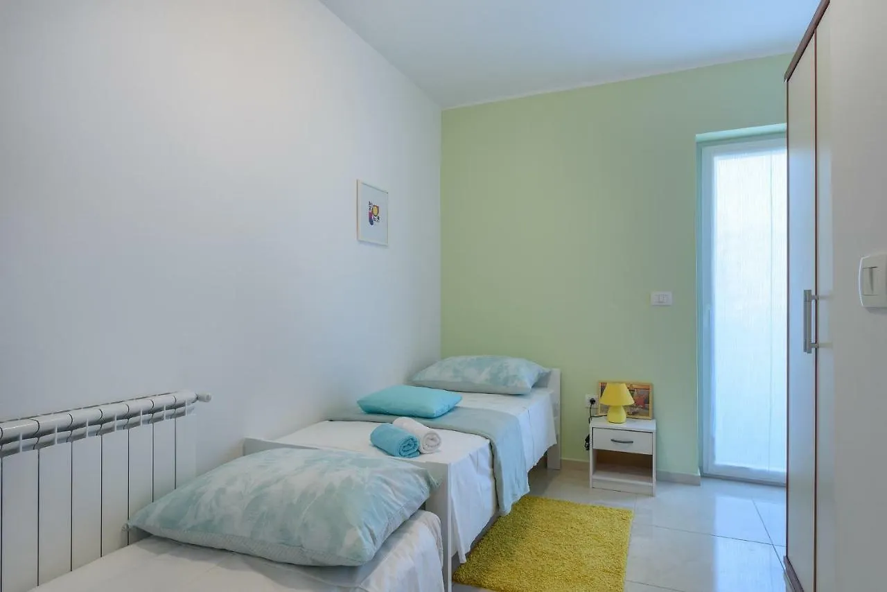 Apartment Perusko Pula