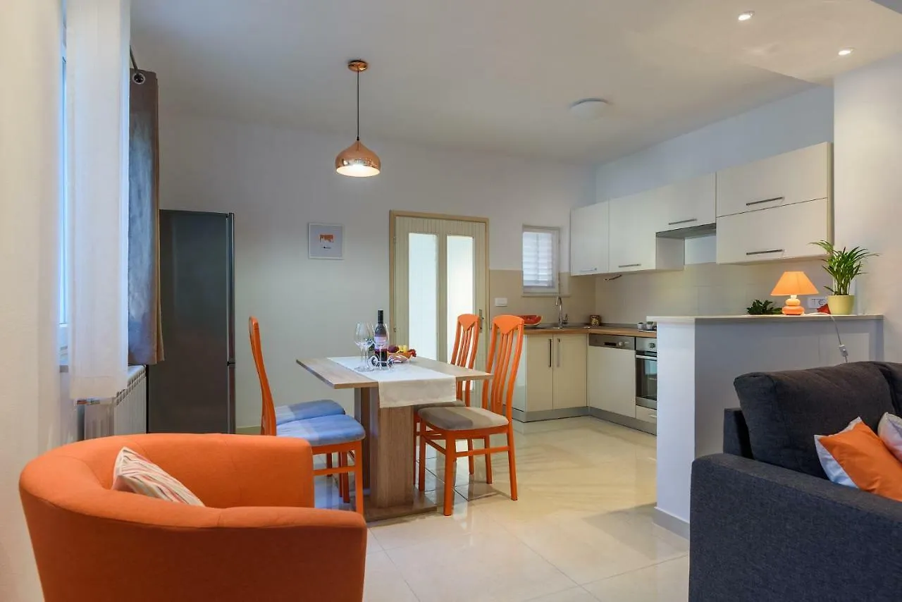 Apartment Perusko Pula 0*,