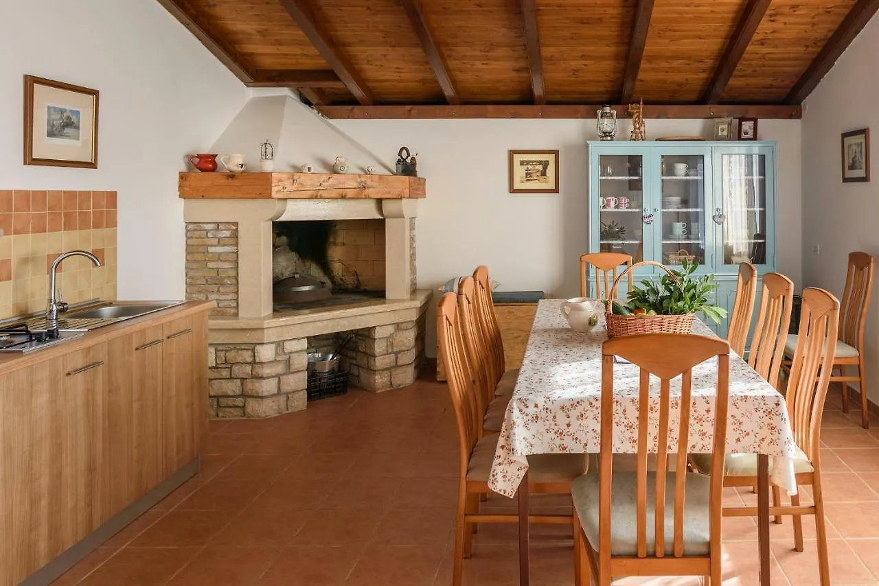 Apartment Perusko Pula 0*,  Croatia