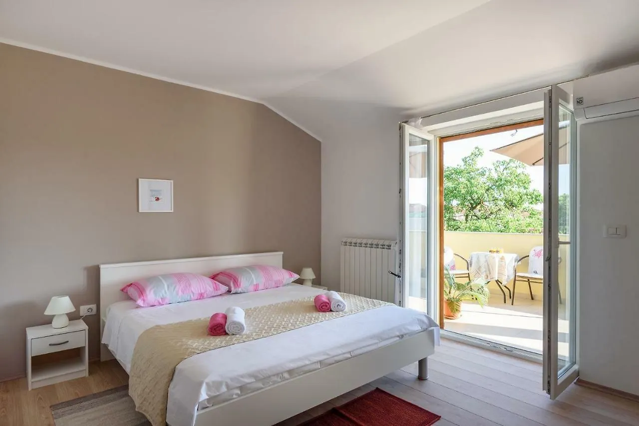 Apartment Perusko Pula 0*,  Croatia